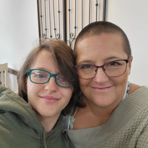 Meet your Poshers, Amber and Amelia! - Picture 2 of 3